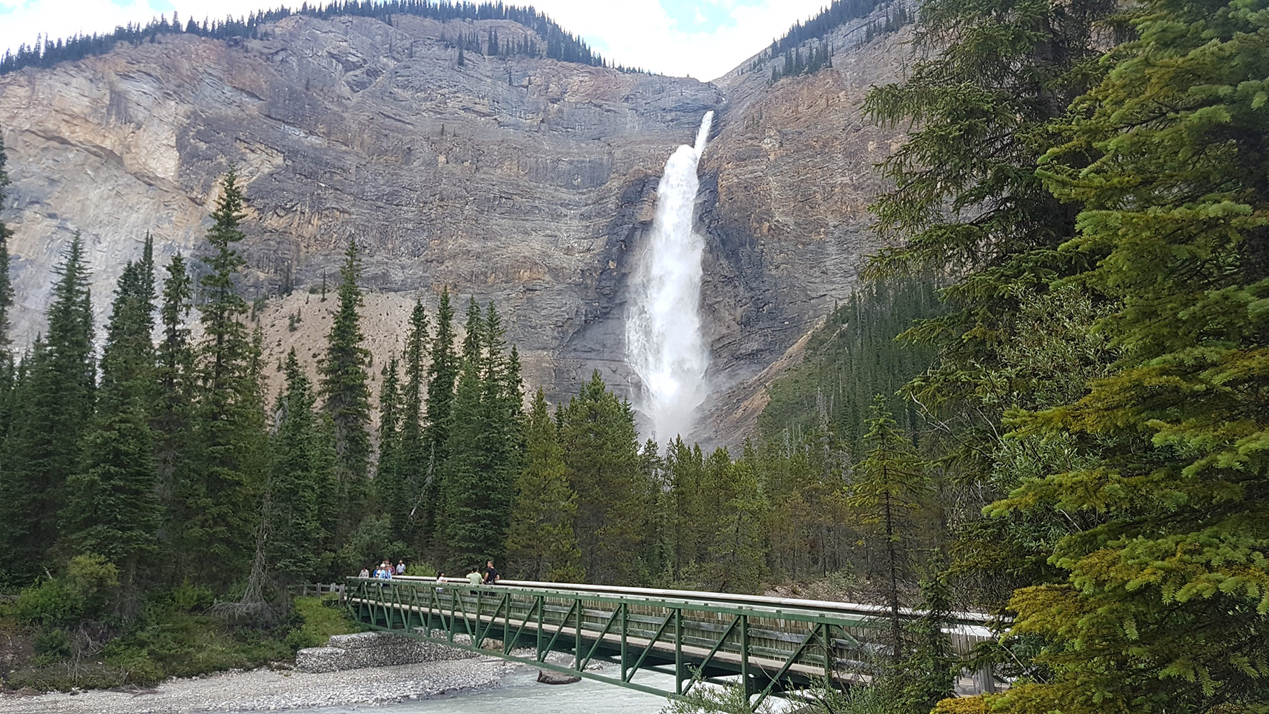 After hiring a one-way car rental from Vancouver to Calgary, we looked for the top things to do along the way. We chose to explore the stunning Takkakaw Falls.